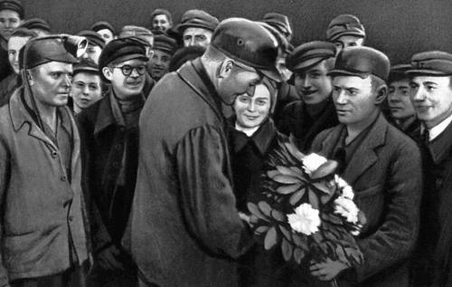 Шахтёры приветствуют А. Хениске — инициатора движения активистов труда в восточной части Германии. 1948.