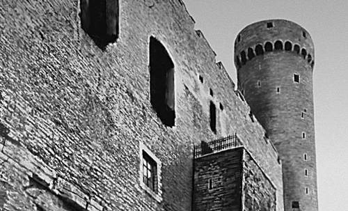 Машикули на башне Длинный Герман (14—15 вв.) в Вышгородском замке в Таллине.