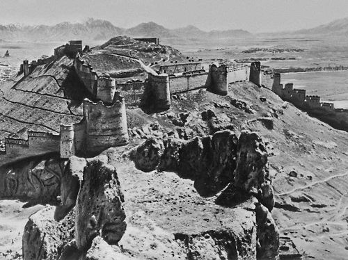 Средневековая архитектура. Крепость Бала-Хиссар в Кабуле. Стены предположительно существовали с 5 в., неоднократно перестраивались.