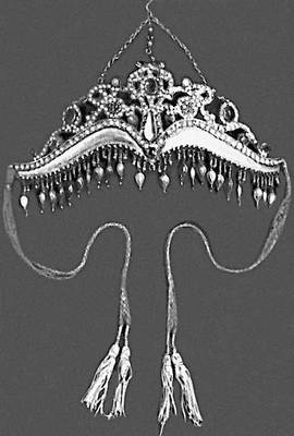 Таджикская ССР. Народное искусство таджиков: Женский головной убор 19 в. Серебро, бирюза, цветное стекло. Музей искусства народов Востока. Москва.