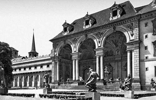 Чехия. А. Спецца, Дж. Пьерони и др. Лоджия в парке Вальдштейнского дворца в Праге. 1624—30.