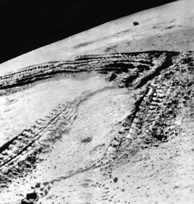 Снимок лунной поверхности, выполненный 18 февраля 1973 с борта самоходного аппарата «Луноход-2». Отчётливо видны следы колёс «Лунохода».