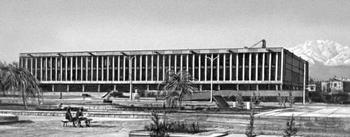 Научная библиотека Туркменской ССР в Ашхабаде. Начата в 1965. Архитектор А. Р. Ахмедов и др.