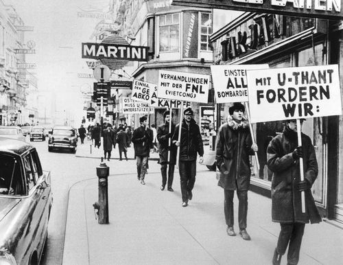 Демонстрация против американской агрессии во Вьетнаме. Вена. Февраль 1967.