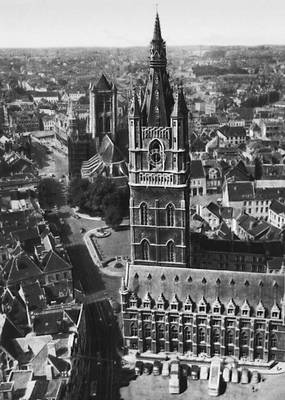 Гент. Площадь Синт-Бафсплейн. На переднем плане — городская башня (1183—1339) с суконными рядами (1426—41), за ними церковь Синт-Никласкерк (13—17 вв.).
