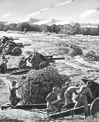 Советские сухопутные войска на учениях. Артиллерийская батарея на огневой позиции.