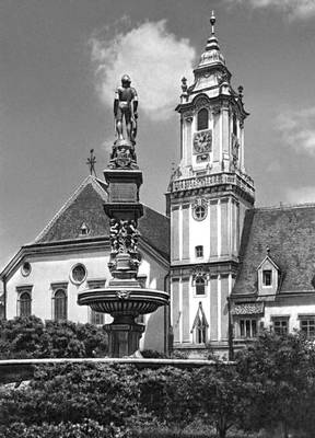 Братислава. Старая ратуша (ныне Городской музей; 13—15 вв.; башня достроена в 18 в.) и фонтан Роланда (1572).