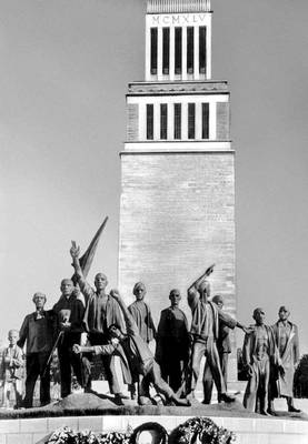 Монумент борцам Сопротивления фашизму в Бухенвальде. Открыт в 1958. Скульптор Ф. Кремер.