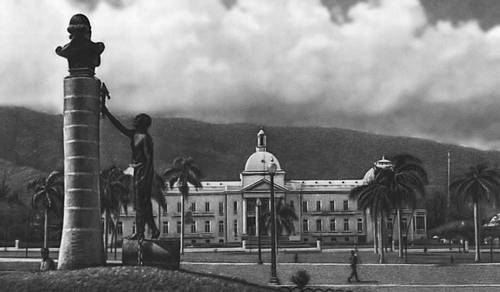 Национальный дворец и памятник Ф. Д. Туссен-Лувертюру (скульптор Э. Лафорестьер) в Порт-о-Пренсе.