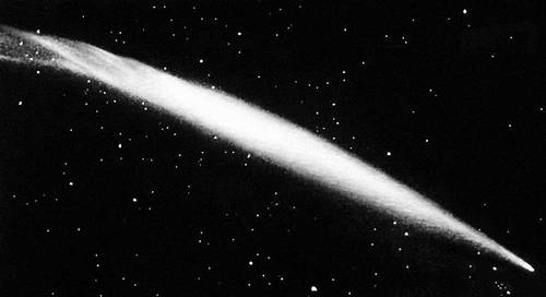Комета Икея — Секи 1965 VIII: веретенообразная структура в хвосте 2-го типа.