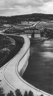 Плотина нового водохранилища Пёль близ г. Плауэн (округ Карл-Маркс-Штадт). 1958—63. Арх. Ф. Шаршмидт.