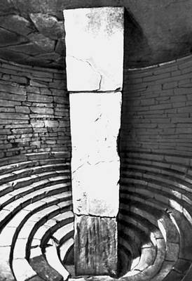 Этруски. Гробница Казале Мариттимо близ Вольтерры. 1-я пол. 6 в. до н. э. Археологический музей. Флоренция.