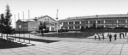 Чувашская АССР. Село Шоршелы. Слева — Дом культуры, справа — средняя школа.