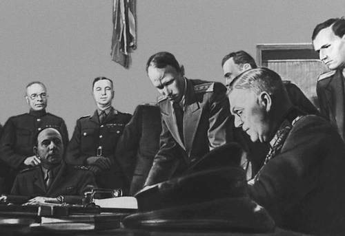 8 мая 1945. Карлсхорст. Фельдмаршал Кейтель подписывает акт о безоговорочной капитуляции Германии.