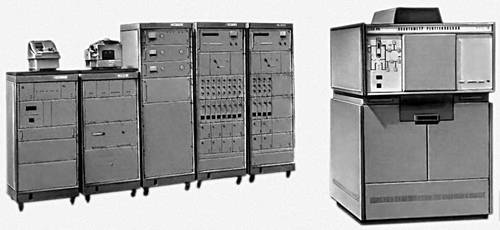 Рис. 2. Рентгеновский 12-канальный квантометр КРФ-18. Справа налево: оперативный стол, две стойки счёта импульсов — на 4 и 8 каналов, высоковольтный источник питания рентгеновской трубки, система автоматического управления и устройство вывода информации.