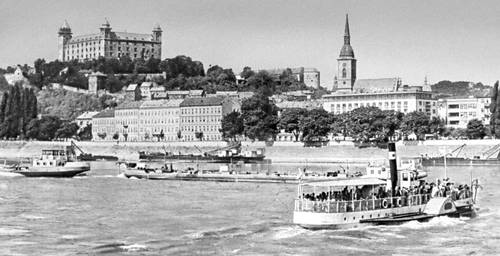 Братислава. Набережная Дуная с видом на Град.