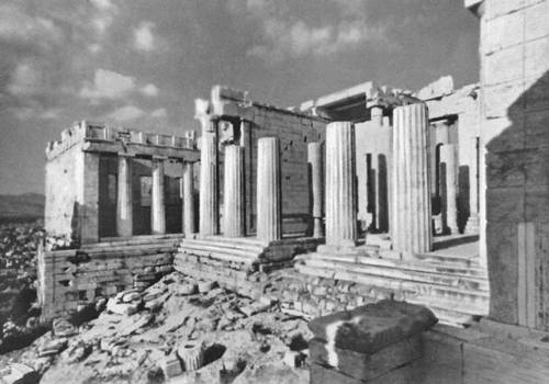 Пропилеи на афинском Акрополе (437—432 до н. э., архитектор Мнесикл): общий вид.