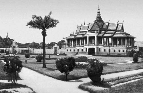 Зал для танцев Королевского дворца в Пномпене. 1869—1919.