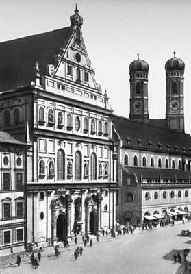 Церковь Санкт-Михаэль-кирхе. 1583—97. Архитектор Ф. Сустрис. На заднем плане — церковь Фрауэнкирхе (1466—92, архитектор Й. Гангхофер).