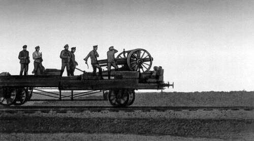 Стрельба по петлюровцам с платформы бронепоезда под Баром. Июнь 1919.