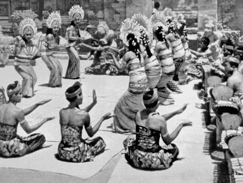 Выступление танцовщиков-балийцев во дворе храма.