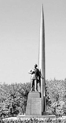 Памятник К. Э. Циолковскому. Бронза, сталь, гранит. 1958. Скульптор А. П. Файдыш, архитекторы М. О. Барщ, А. Н. Колчин.