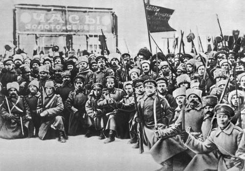 Революционные солдаты на Литейном проспекте в дни Февральской революции. Петроград. 1917.