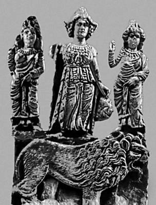 Парфянское царство. Рельеф из Хатры с изображением трёх богинь. Известняк. Первые века н. э. Иракский музей Багдад.