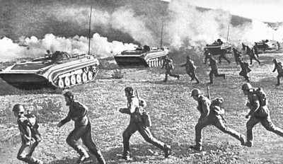 Советские сухопутные войска на учениях. Подразделение мотострелковых войск в наступлении.
