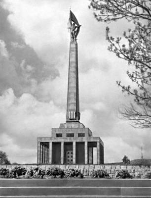 Братислава. Памятник воинам Советской Армии на холме Славин.