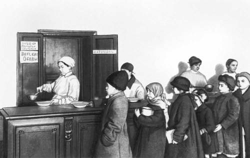Раздача бесплатного обеда детям в Петрограде. 1918.