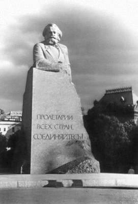 Л. Е. Кербель. Памятник К. Марксу в Москве. Гранит. Открыт в 1961.