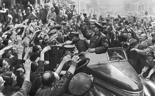 Население Праги приветствует освободителей. Май 1945.