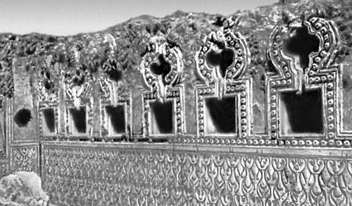 Резной декор на стенах дворца Балькувара в Самарре. Стук. 9 в.