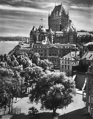 Квебек. На холме — отель «Шато-фронтенак» (1889—90, арх. Б. Прайс; башня — 1923, арх. Э. и У. Максуэлл).