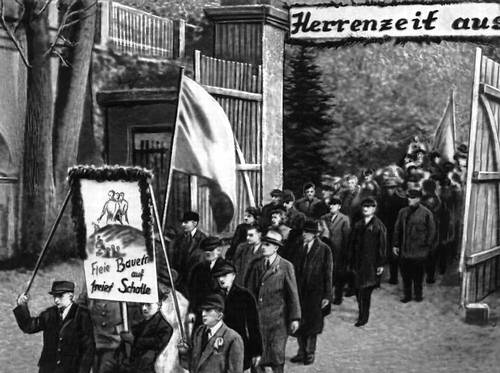 «Время господ кончилось». Демонстрация крестьян в поддержку земельной реформы в восточной части Германии.