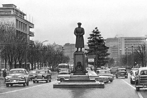 Анкара. Памятник Кемалю Ататюрку на проспекте Ататюрка.
