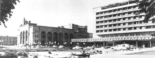 Ашхабад. Туркменский театр драмы имени Молланепеса (слева) и гостиница «Ашхабад» (справа).