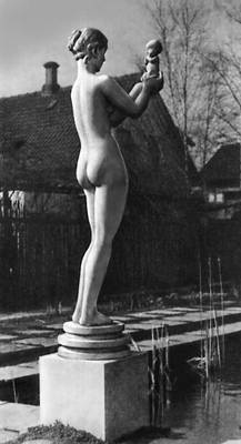 К. Нильсен. «Венера». Статуя в Хернинге. Камень. 1918—20.