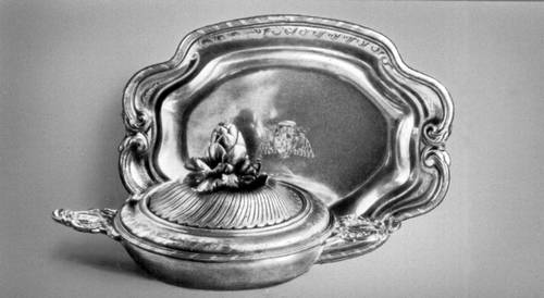 Т. Жермен. Миска и поднос. Позолоченное серебро. 1733—34. Лувр. Париж.