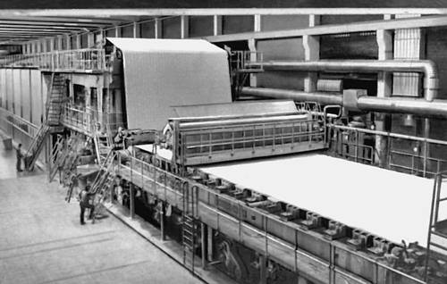 Бумагоделательная машина на бумажной фабрике в г. Ямсянкоски.