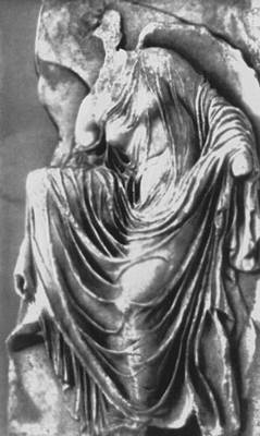 «Нике, развязывающая сандалию». Рельеф балюстрады храма Нике Аптерос на афинском Акрополе. Мрамор. Около 409 до н. э. Музей Акрополя. Афины.