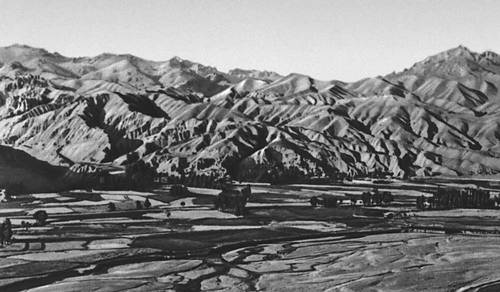 Высокогорная долина в окрестностях г. Бамиан в западном Гиндукуше. На заднем плане отроги хребта Баба.