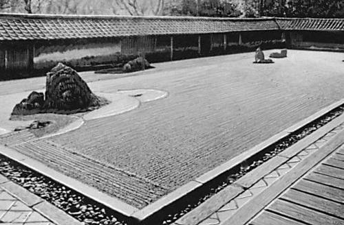 Киото. Сад камней (15 в., художник Соами) монастыря Рёандзи.