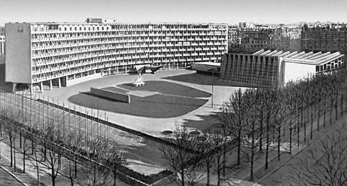 Париж. Здание ЮНЕСКО. 1953—57. Архитекторы М. Л. Брёйер, Б. Зерфюсс, П. Л. Нерви.