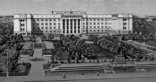 Чебоксары. Площадь Ленина. В центре — Дом Советов (1940, архитектор М. М. Базилевич).