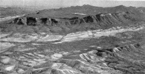 Пенепленизированная центральная часть хребта Флиндерс. На переднем плане — песчаные дюны.
