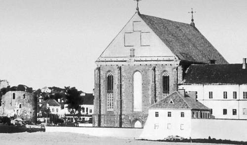 Остатки замка (13—17 вв.; слева) и церковь Юргё (начало строительства — 1471).