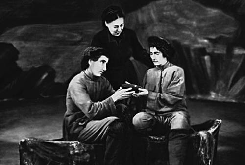 Сцена из спектакля «Мать сирот» Д. А. Туаева. 1953.