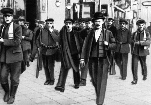 Вооружённые рабочие и солдаты на ул. Унтер-ден-Линден в Берлине. 9 ноября 1918.
